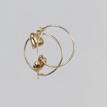 Ett par Örhängen med hjärtan Ø10mm 18K Vikt: 0,3 g