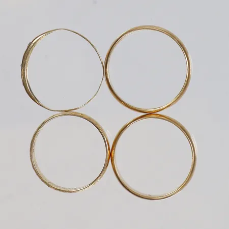 Diverse guld, släta ringa, gravyr, 18K Vikt: 9,1 g