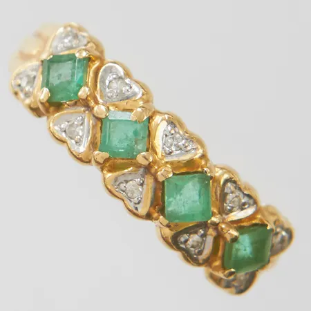 Ring med smaragder samt diamanter 10 x ca 0,0025ct, stl17, bredd 1,5-5,5mm, skadad sten, 18K Vikt: 1,9 g