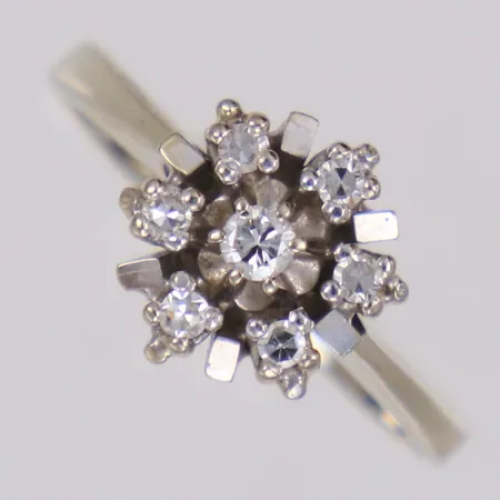 Ring med diamanter 1xca0,04ct, 6xca0,015ct, stl 15½, bredd 1,2-9,3mm, vitguld, ostämplad, 18K  Vikt: 3 g