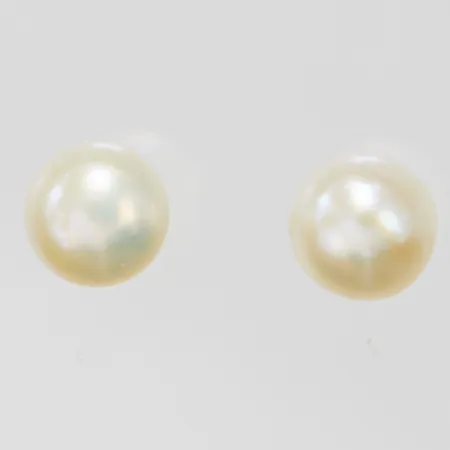 Ett par örhängen med odlade sötvattenpärlor, Ø 6mm, vitmetall. 