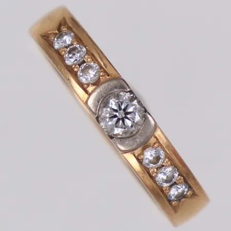 Ring med briljantslipade diamanter ca 0,28ctv, stl 15¾, gravyr, repor, rödguld/vitguld,  18K Vikt: 4 g