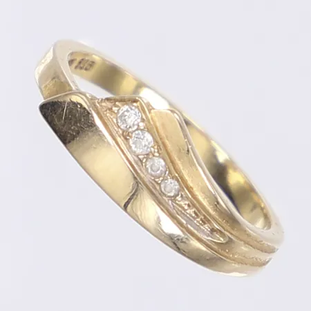 Ring med vita stenar stl 17½ bredd 2-8mm repor 14K Vikt: 2,6 g