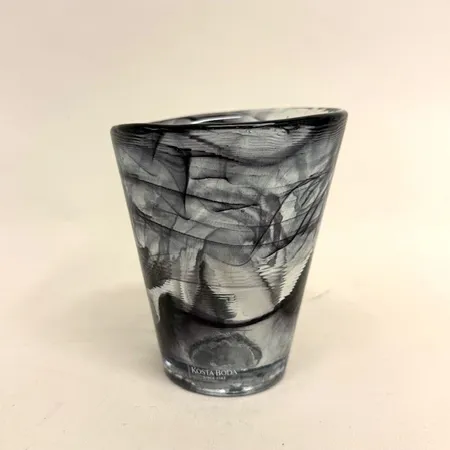 Dricksglas/tumblerglas, Mine, Ulrica Hydman-Vallien, höjd 11cm, klarglas med svarta detaljer, etikettmärkt Skickas med paket.
