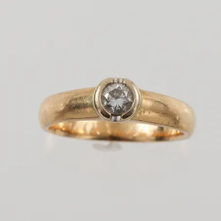 Ring med diamant  0,20ct enligt gravyr, Ø16, bredd: 3,1-5,3mm, gravyr, 18K, 4,7g.