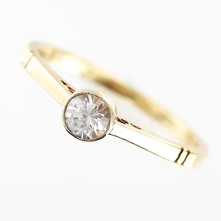 Ring vit sten, stl 16½, bredd 1,5-4mm, 14K Vikt: 2 g