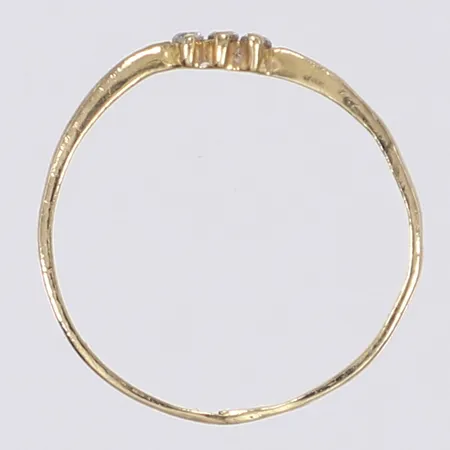 Ring med vita stenar stl 17½ bredd 2mm lagad skev skena 9K Vikt: 0,7 g