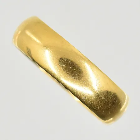 Ring, stl 19, bredd 5 mm, gravyr, 18K. Vikt: 5 g