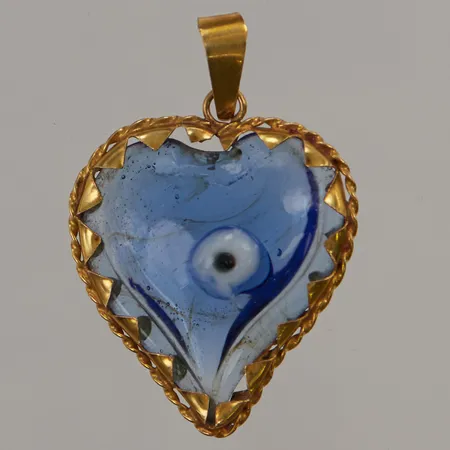 Hänge "hjärta" 34x28mm, glas, ram i 14K bruttovikt 6,7g.