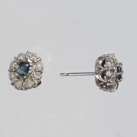 Ett par Örhängen carmosémodell i vitguld med blå stenar samt diamanter 16xca0,01ct, 7x9mm saknas en snurrebuss, stämplade MLF 18K Vikt: 2,3 g