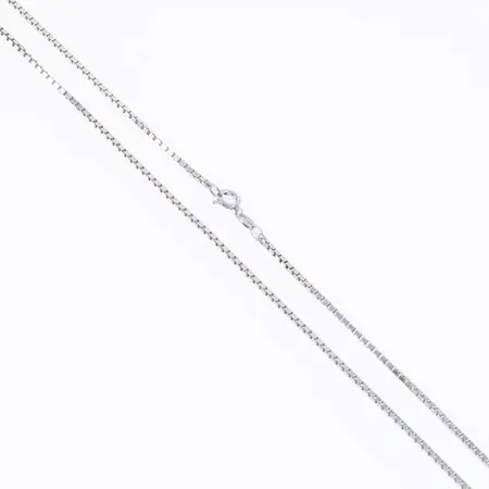 Kedja Venezia i silver (925/1000). Den är 50 cm lång, 1,7 mm bred och väger 7,7g. Fint skick. Springring. Stämplad CCC (Guld Carlsén AB, Sundsvall), 925.