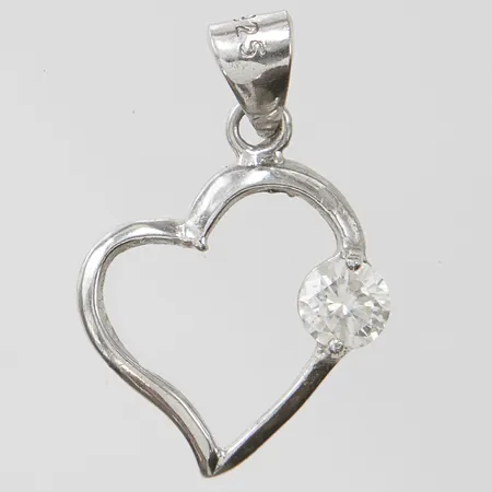 Hänge hjärta med vit sten, längd ca 22mm inkl ögla, bredd 14mm, 925/1000 silver Vikt: 0,8 g