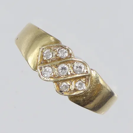 Ring med vita stenar stl 18½ bredd 2-7mm, troligen 1900-talets första hälft, förgyllt silver 925/1000 Vikt: 2,8 g