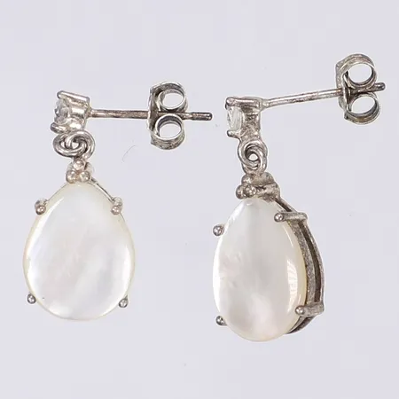 Ett par örhängen med vita stenar längd tot 20mm bredd 10mm silver 925/1000 Vikt: 2,8 g