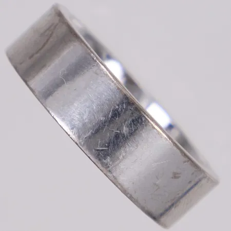 Ring, stl 18½, bredd 7mm, vitguld, repor, gravyr, 18K  Vikt: 16,6 g