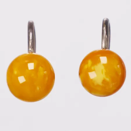 Ett par örhängen bärnstenar, 18mm, skruvlås, silver Vikt: 2,7 g