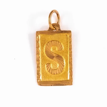 Hänge "S" i 21K guld. Det är 19 mm långt inkl. ögla och väger 0,4g. 