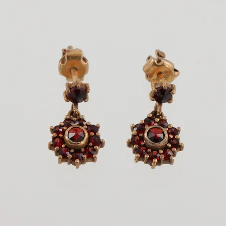 Ett par örhängen med granater, 16mm, stift, förgyllt silver, 830/1000, 2,4g.