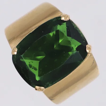 Ring med grön sten, nagg, stl 18, bredd 15,9mm, 14K. Bruttovikt 7,9g Vikt: 7,9 g