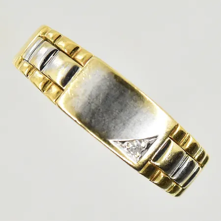 Klackring med vit sten, stl 21½, bredd 4-7 mm, gulguld/vitguld, 18K. Vikt: 7,2 g