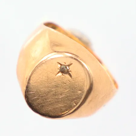 Klackring Ø18¼, liten vit sten, ojämn i skenan, 18K Vikt: 4 g