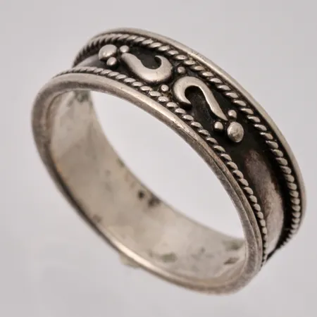  Ring i silver, stl 22¾, bredd 7,7mm, 925/1000, vikt 8,09g.