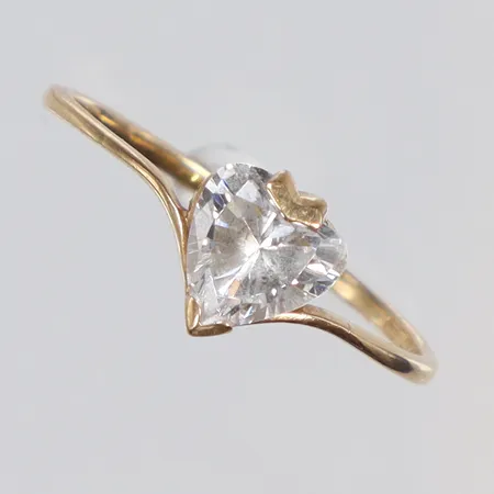 Ring med hjärtformad vit sten stl 16½ bredd 1-6mm 18K Vikt: 1,2 g