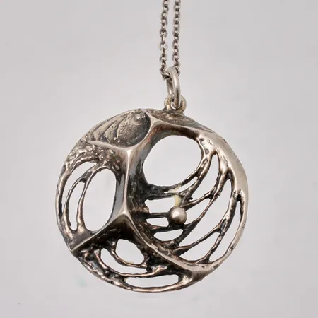 Hänge med kedja i silver, mått, 33x42mm, Spiderwebb, Karl Laine, Finland, 1970-tal, längd 60cm, Ankarlänk, 925/1000, original etui, vikt 9,8g.