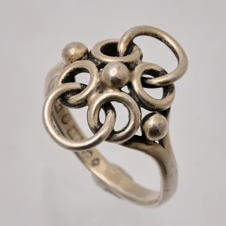  Ring i silver, stl 17, bredd 2,5-18,2mm, 830/1000, tillverkad av Asa-Silver H Olsson, år 1951, vikt 2,64g.