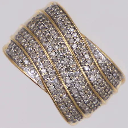 Ring med diamanter totalt 0,50ctv enligt gravyr, stl 15½, bredd 2,8-12,2mm, GHA, 18K Vikt: 5,5 g