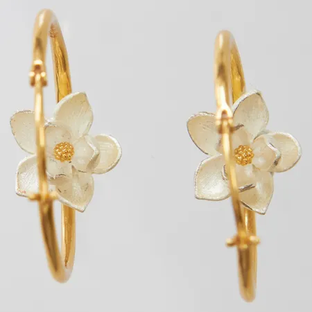 Ett par örhängen creoler med blomma magnolia, Ø 30mm, bredd 2-13mm, A.Brask, förgyllt, 925/1000 silver Vikt: 7,4 g