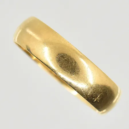Ring, stl 19¾, bredd 5 mm, gravyr, 18K. Vikt: 4,7 g