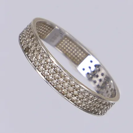 Ring med vita stenar stl 18 bredd 4mm vitguld defekt saknar en sten 14K  Vikt: 1,6 g