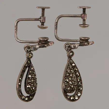 Ett par örhängen markasiter, 30mm, skruvlås, 830/1000 Silver 4,2g.