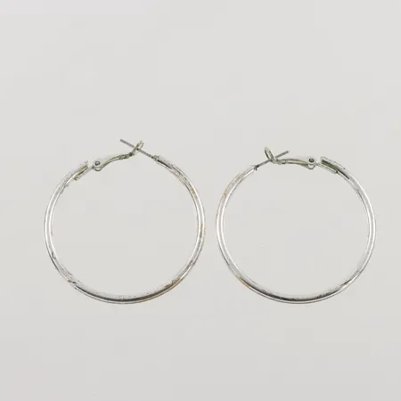 Ett par örhängen, Ø40mm, vitmetall.