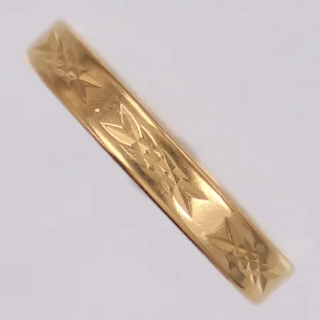 Ring med mönster, stl 15½, bredd 3mm, gravyr, 18K  Vikt: 2,7 g