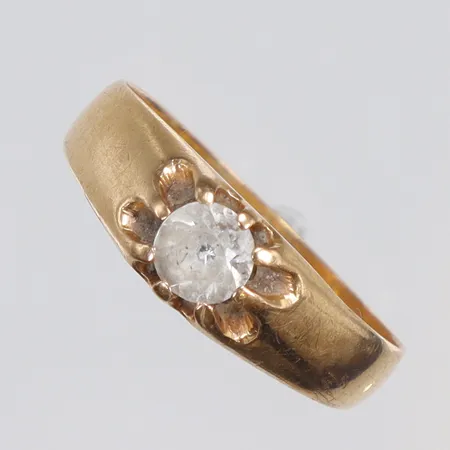 Ring med vit sten, stl 18¼, bredd 2-5mm, 18K Vikt: 3,3 g