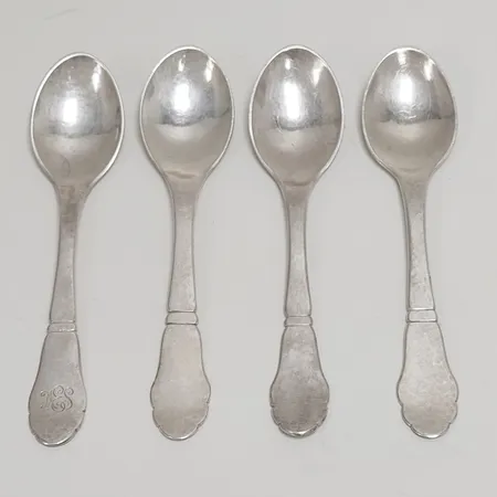 Fyra skedar med hamraddekor, längd ca 14,2cm, gravyr, 830/1000 silver Vikt: 100,8 g