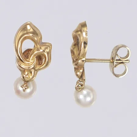 Ett par örhängen med pärlor höjd 20mm en snurrebuss av guld 18K bruttovikt 1,5g en snurrebuss som inte är guld medföljer