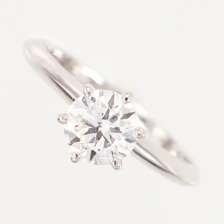 Ring med syntetisk diamant ca 1.00ct, stl:16½, bredd: ca 1,5-4mm, 18K Vikt: 2,9 g