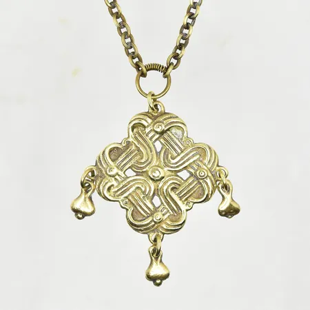 Collier med fast hänge, Kalevala Koru, Finland, längd ca 70 cm, bredd ca 5 mm, brons.