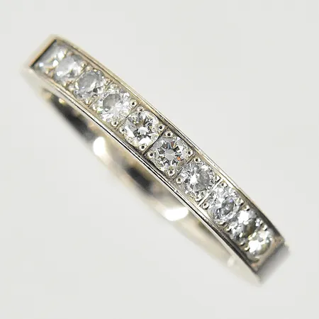 Ring med diamanter 0,40ctv, stl 16, bredd 3 mm, gravyr, vitguld, 18K. Vikt: 3,8 g