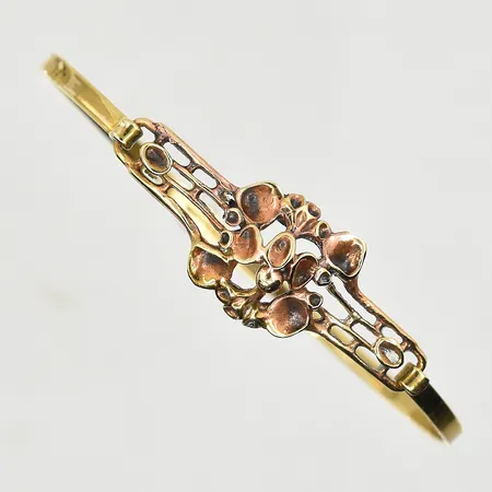 Armring ur serien Lava, design Hannu Ikonen, Valo Koru Finland, innermått 63x52 mm, bredd 3-15 mm, öppningsbar, brons.