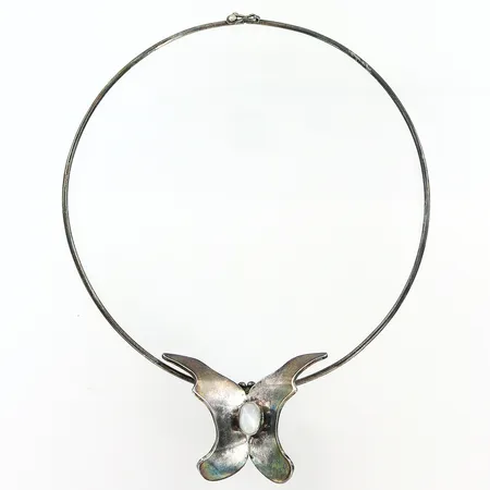 Collier, stelt, Emils Art Och Silver Galleri Malmö, halsmått ca 13,3x14,3cm, bredd på skena 2mm, hänge fjäril med månsten, 35x51mm, 925/1000 silver Vikt: 37,6 g
