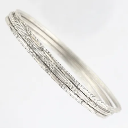 3 armringar, olika mönster, Ø70mm, bredd ca 2,5mm, skeva, 950/1000 Silver Vikt: 28,9 g