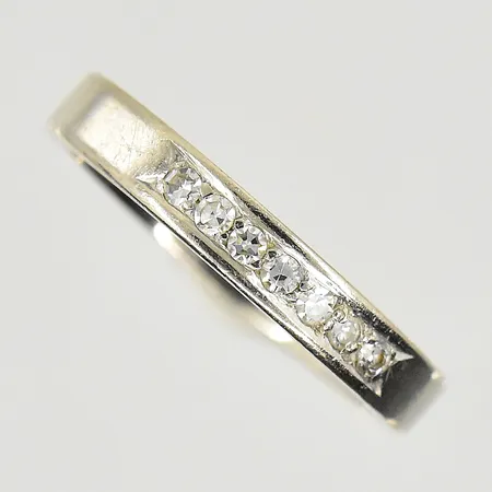 Ring med diamanter 0,14ctv, stl 16¾, bredd 3 mm, vitguld, 18K. Vikt: 3,3 g