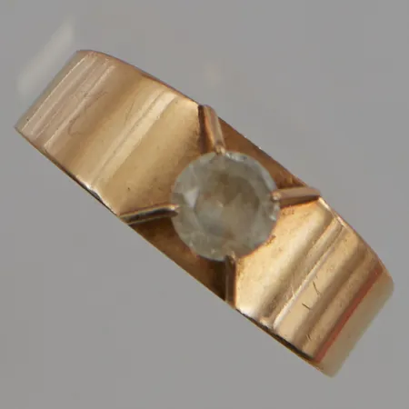 Ring Ø18¼, bredd:7mm, vit sten, 18K 2,1g.