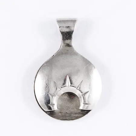 Hänge Midnattssol i silver (830/1000). Det är 14 mm brett, 21 mm långt och väger 1,4g. Stämplad M10 (1986), MSMA (Arktis-Smedjan AB, Luleå), 830.