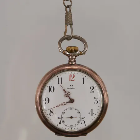 Fickur Omega rödtolva, 50mm, innerboett i silver, boettnr:5794235, verknr:5009293, små hack i boett, kedja i vitmetall, 800/1000 Silver.