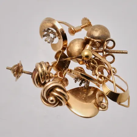 Diverse defekt guld, 18K, vikt 8,09g.